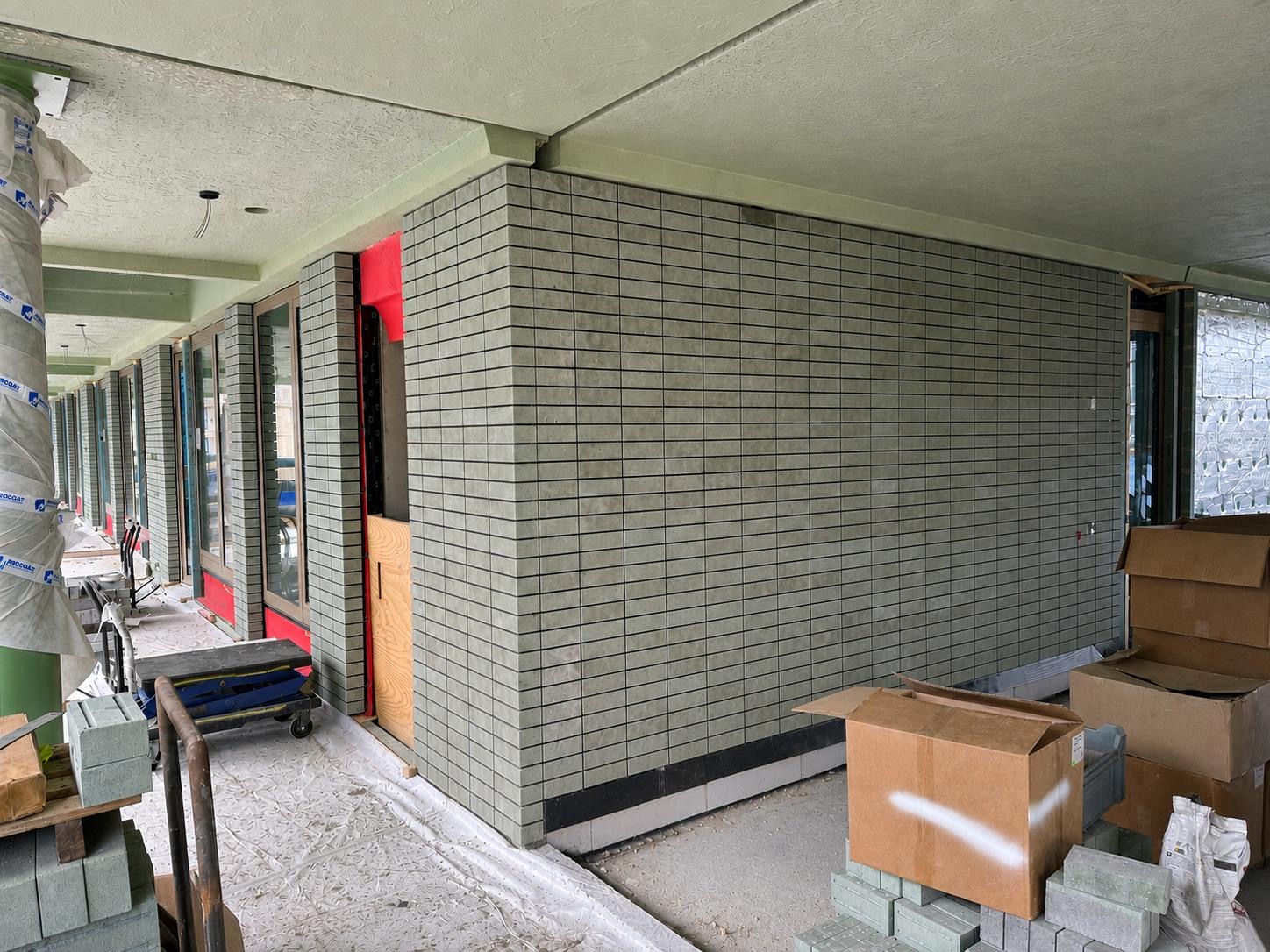 The Hives Amsterdam, groene Drystack-gevel in aanbouw onder overkapping