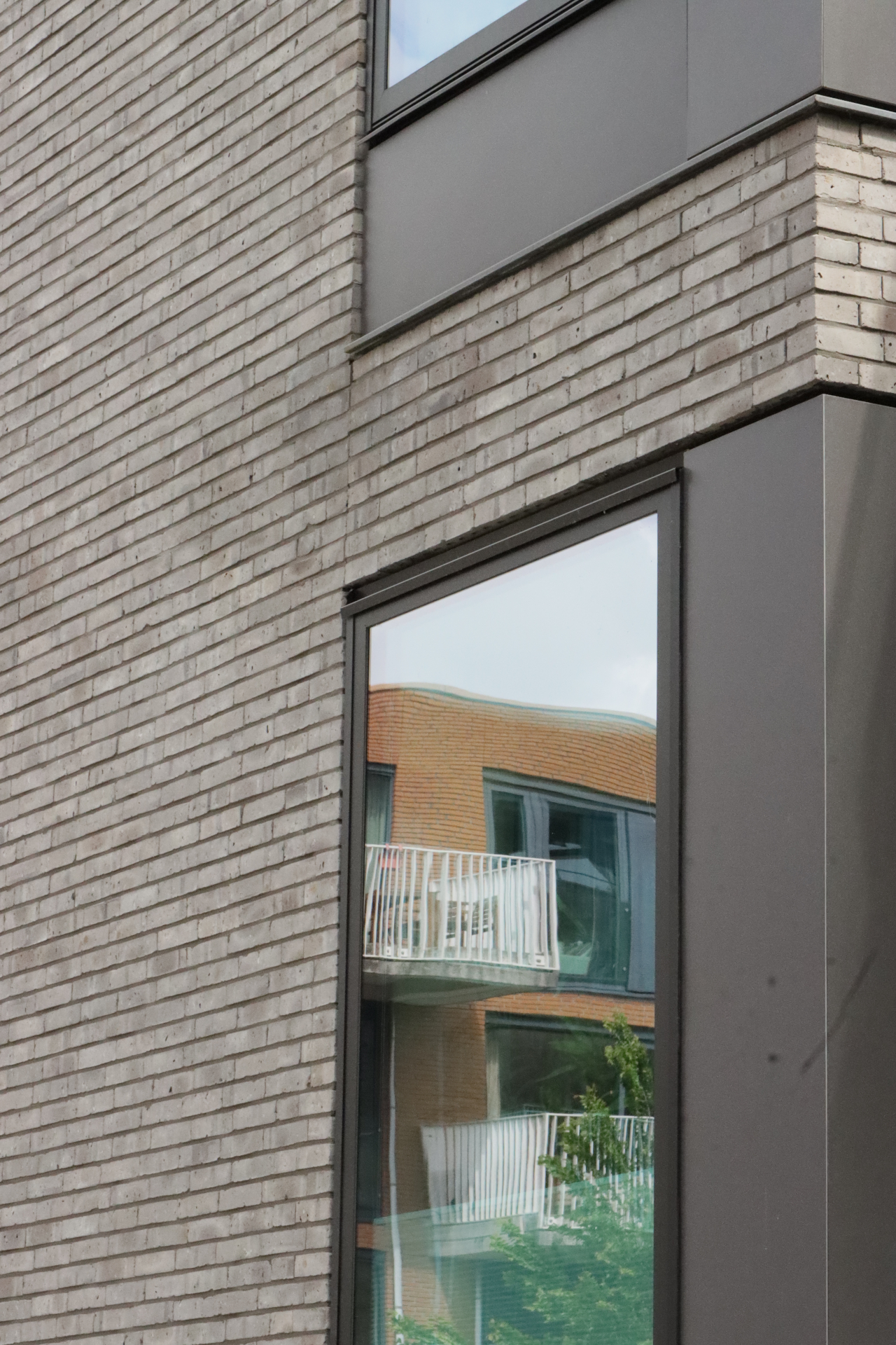 Amstelkwartier Amsterdam, detail bakstenen hoek met raam