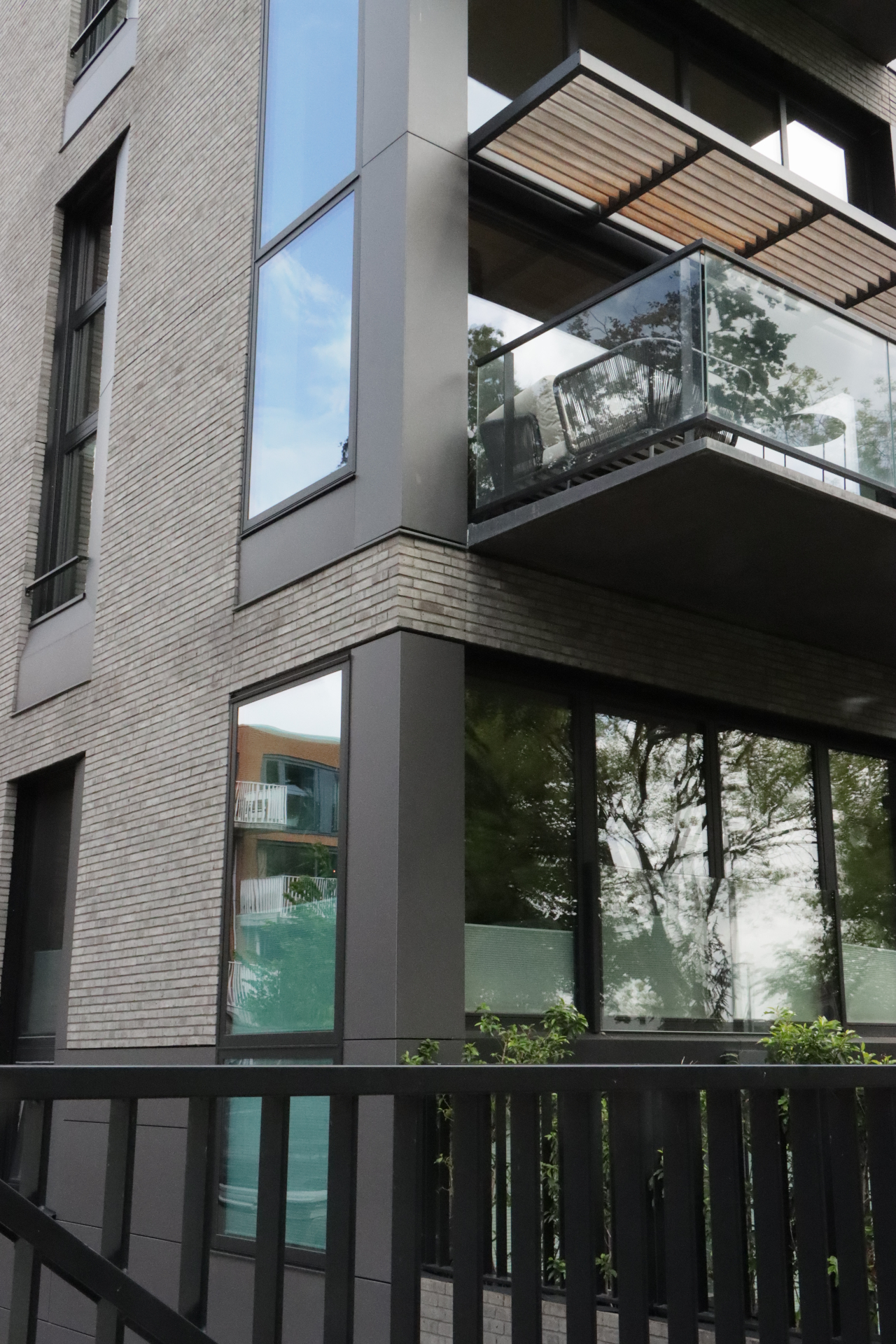 Amstelkwartier Amsterdam, gevel met balkons en houten lamellen