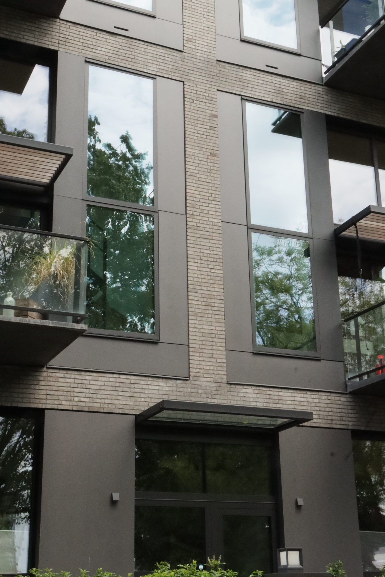 Amstelkwartier Amsterdam, symmetrische bakstenen gevel met ramen