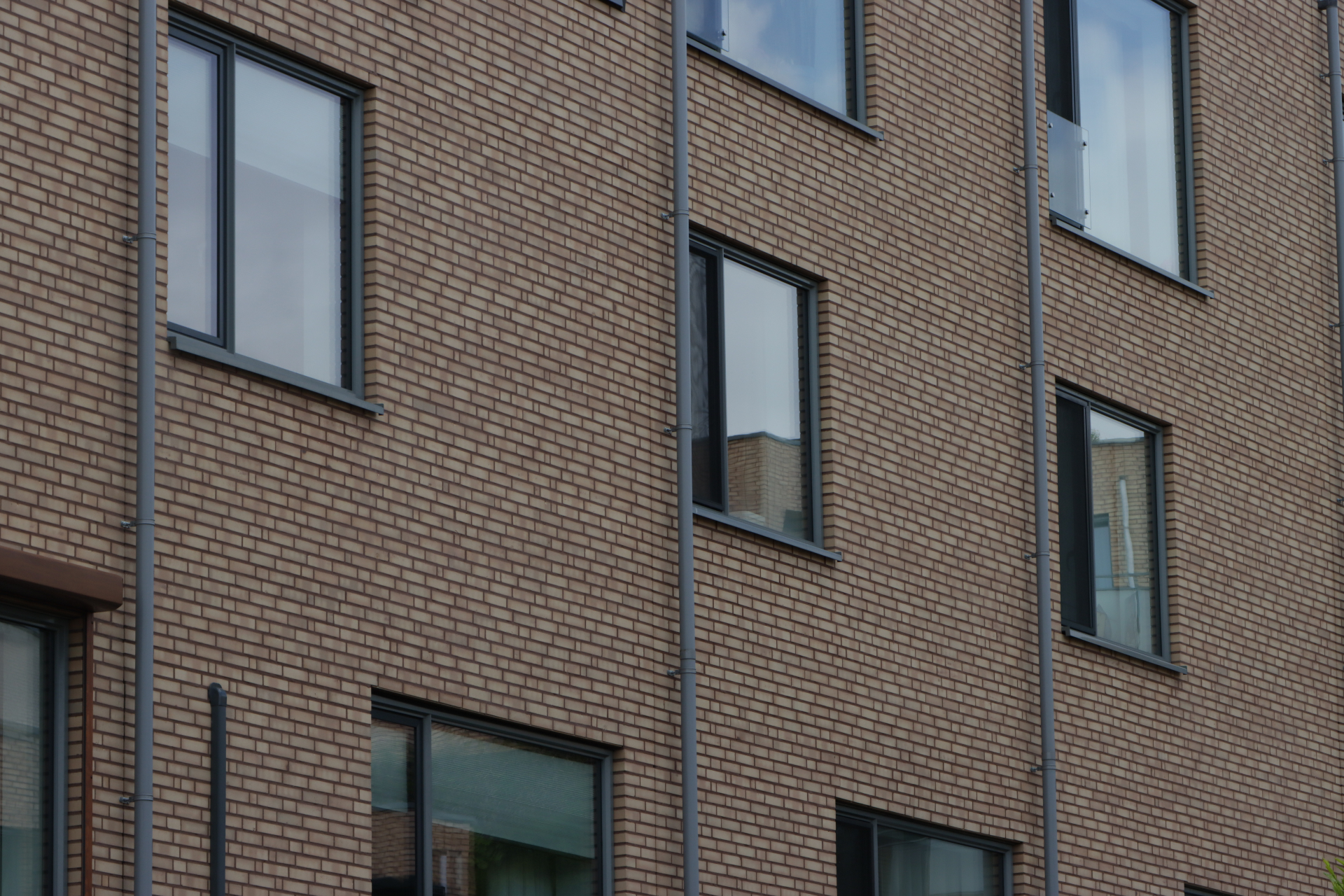 Haringlocatie Delft, detail bakstenen gevel met ramen