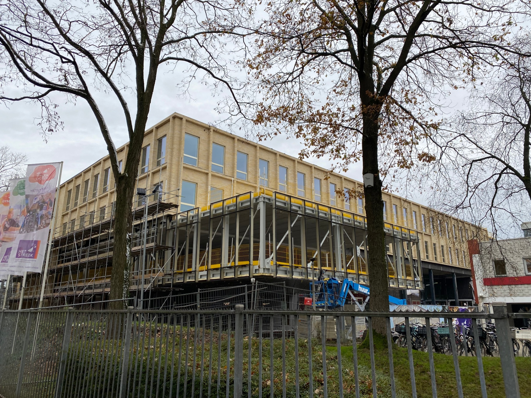 Streeklyceum Ede, vooraanzicht bakstenen schoolgebouw in aanbouw