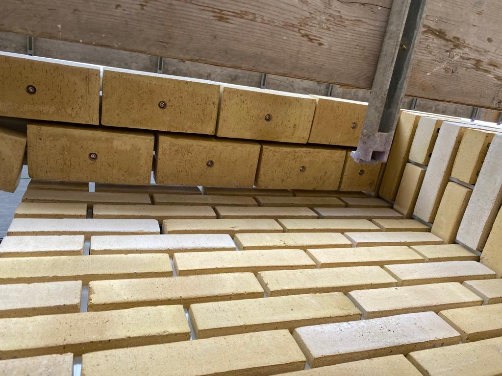 Ede, gele bakstenen gereed voor montage in Drystack-systeem