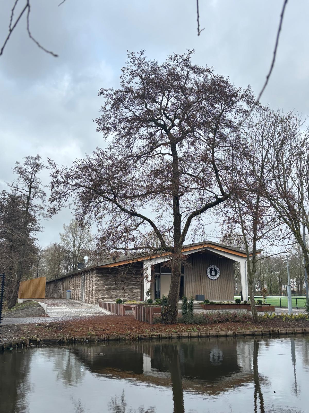 Erasmuspad Rotterdam, clubgebouw aan het water met boom