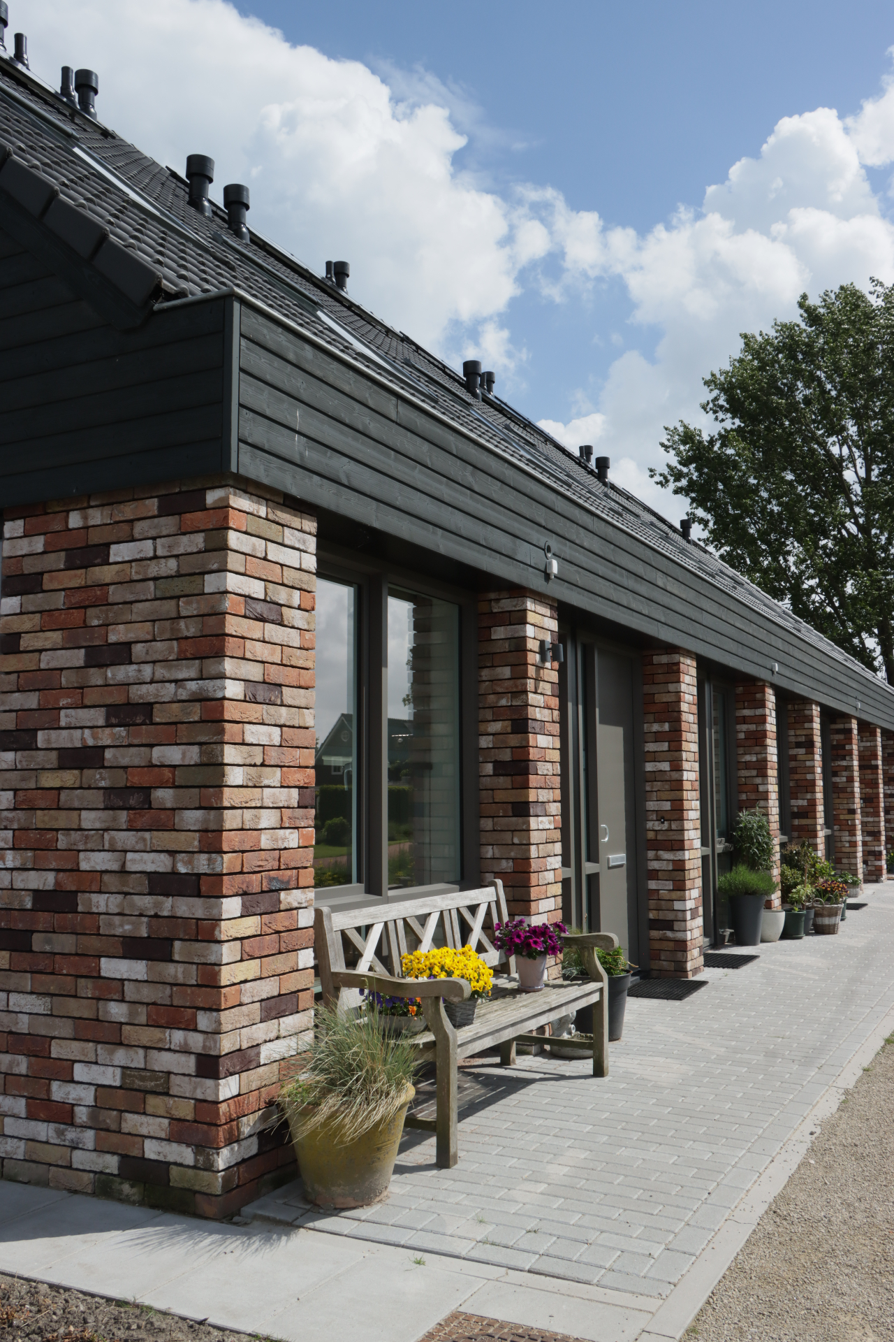 De Fruittuinen Venhuizen, rij woningen met gemêleerde bakstenen gevel
