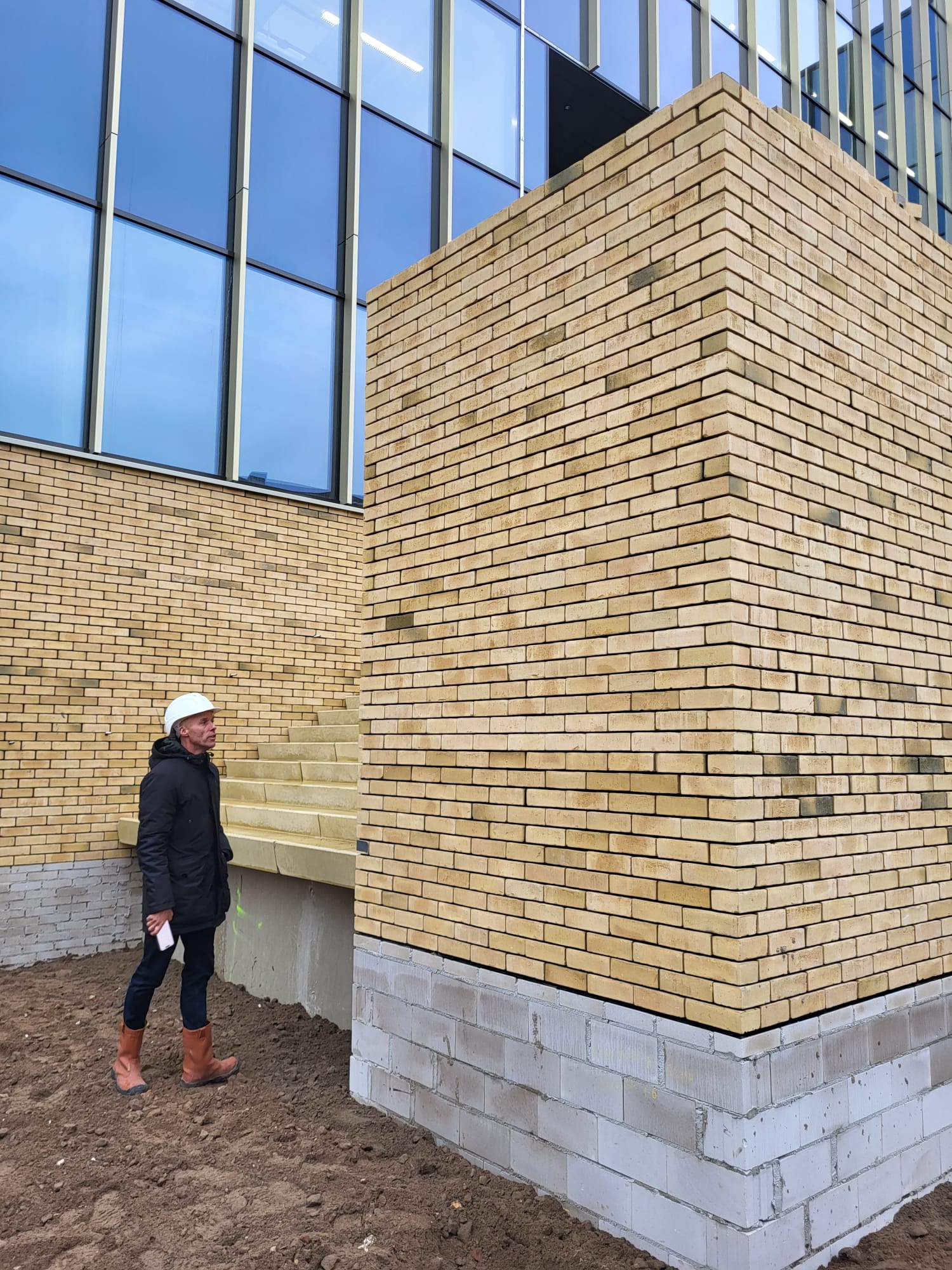 Nexus Oegstgeest, detail bakstenen hoek met trap