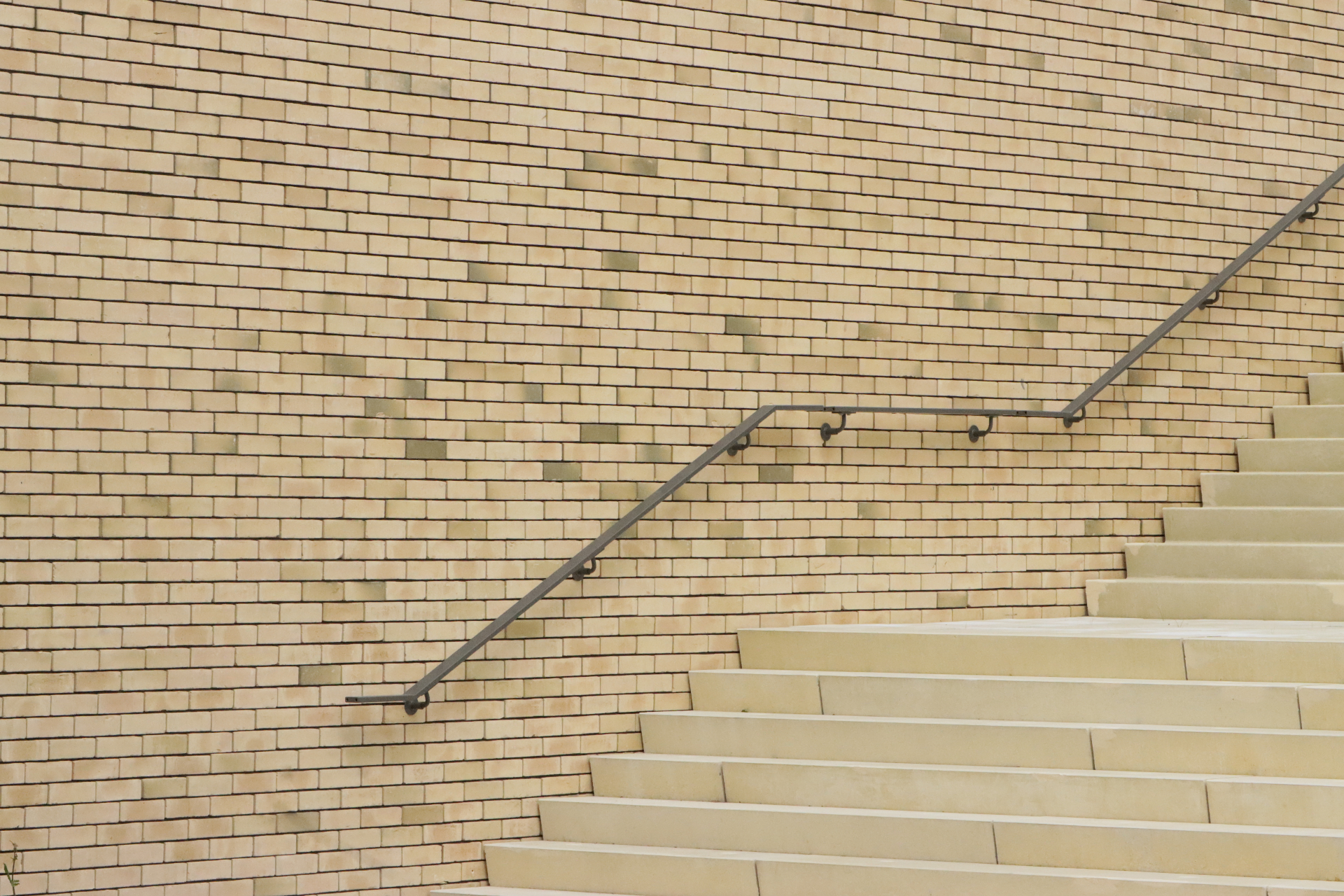 Nexus Oegstgeest, detail trap met bakstenen wand